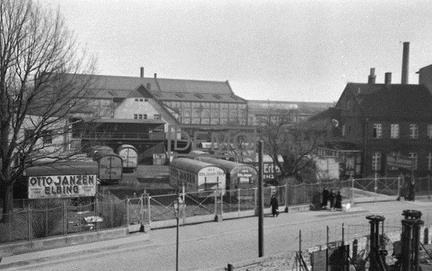 Elbląg, Przy ulicy Fabrycznej mieściły się też inne firmy. Tuż przy początku ulicy, od strony Placu Grunwaldzkiego, istniała także firma transportowa Otto Janzena. W głębi widać zakłady Schichaua, produkujące wówczas parowozy.