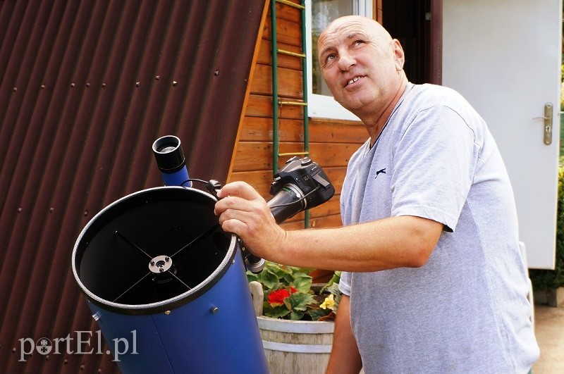 Elbląg, Tadeusz Jędrzejewski robi zdjęcie samolotów z pomocą teleskopu