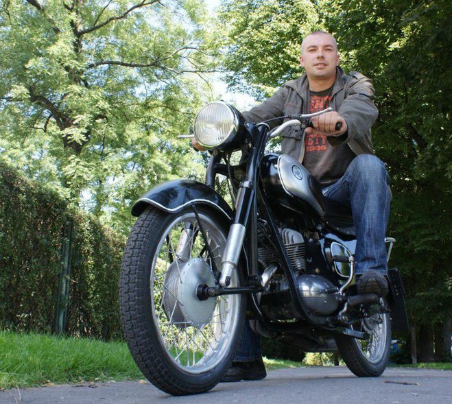 Elbląg, Krzysztof Nowacki jest policjantem i pasjonatem starych motocykli