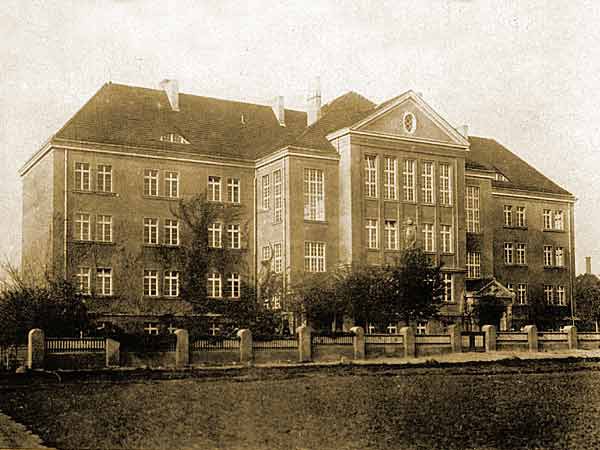 Elbląg, W tym budynku przed wojną mieściła się Trusoschule