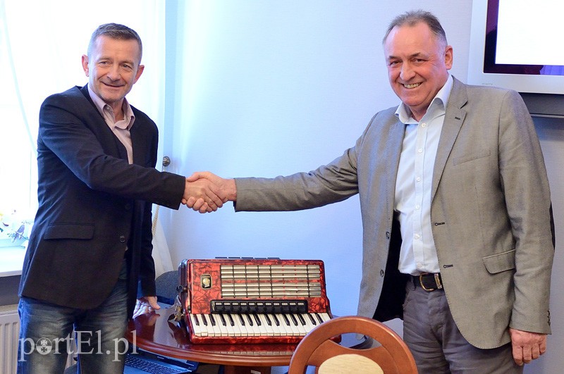 Elbląg, Dyrektor szkoły muzycznej Andrzej Korpacki podziękował Ryszardowi Kalinowskiemu za pomoc, która płynie z norweskiego Stavanger