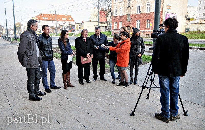 Elbląg, Prezydent Wilk, urzędnicy, projektanci i dziennikarze - tak wyglądało otwarcie chodnika przy. ul. Browarnej