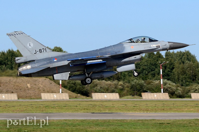 Elbląg, Holenderski F-16 podczas startu na lotnisku w Królewie Malborskim