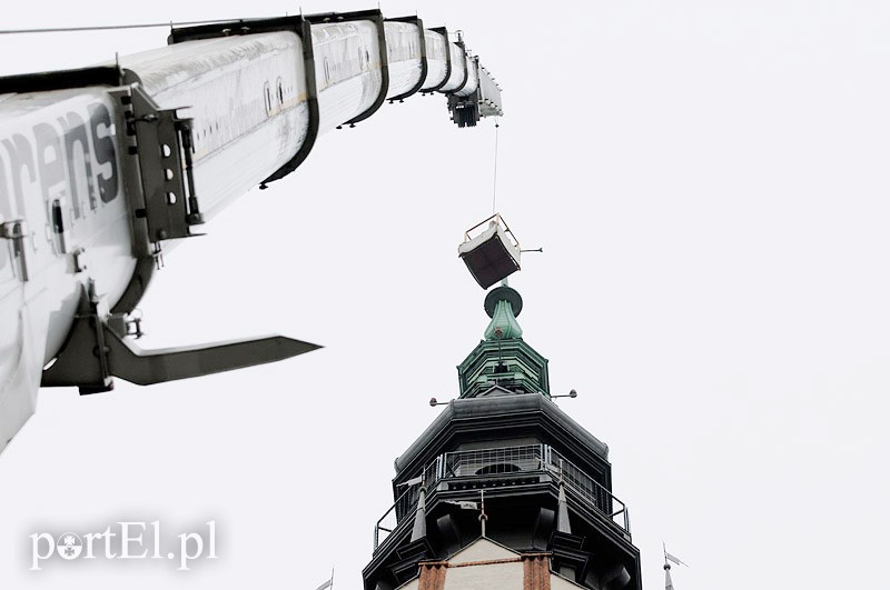 Elbląg, Alpiniści z Gdańska wykonują prace blacharskie na iglicy elbląskiej katedry Elbląg, Alpiniści z Gdańska wykonują prace blacharskie na iglicy elbląskiej katedry