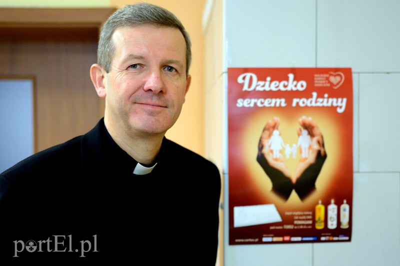 Elbląg, Ks. Wojciech Borowski zachęca do udziału w akcji Wigilijne Dzieło Pomocy Dzieciom