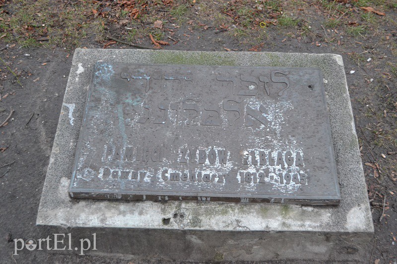 Elbląg, Pamiątkowa tablica przypominająca o tym, że tutaj mieścił się żydowski cmentarz