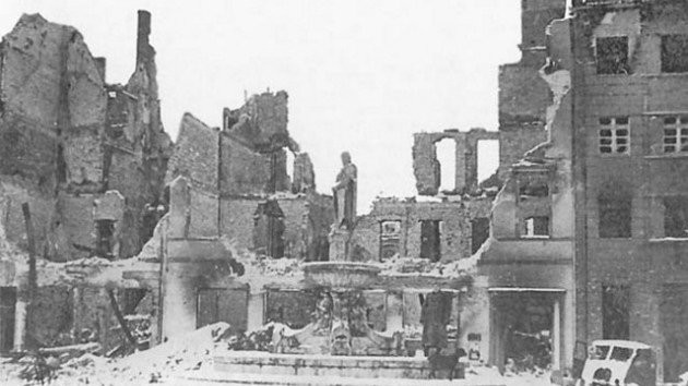 Elbląg, Okolice fontanny przy dzisiejszym Placu Słowiańskim, rok 1945 Elbląg, Okolice fontanny przy dzisiejszym Placu Słowiańskim, rok 1945