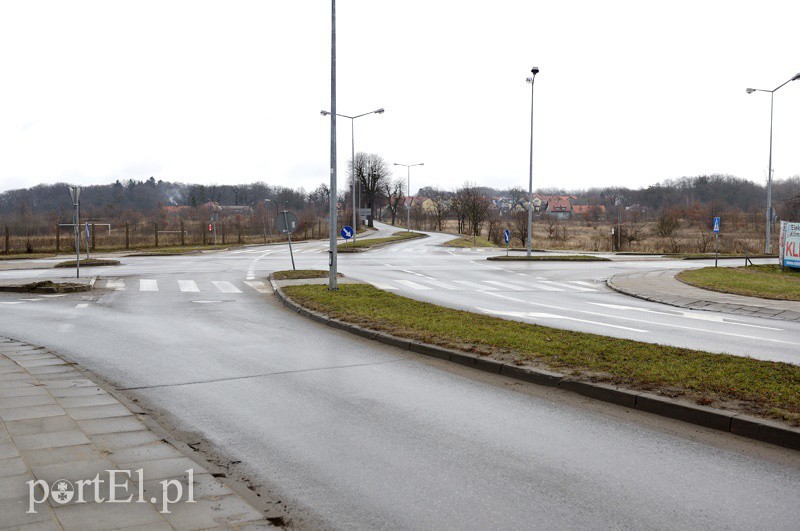 Elbląg, Skrzyżowanie ul. Grottgera z Łęczycką i Rawską. Po lewej stronie Łęczyckiej ma powstać strażnica i osiedle mieszkaniowe, po prawej - mini centrum handlowe