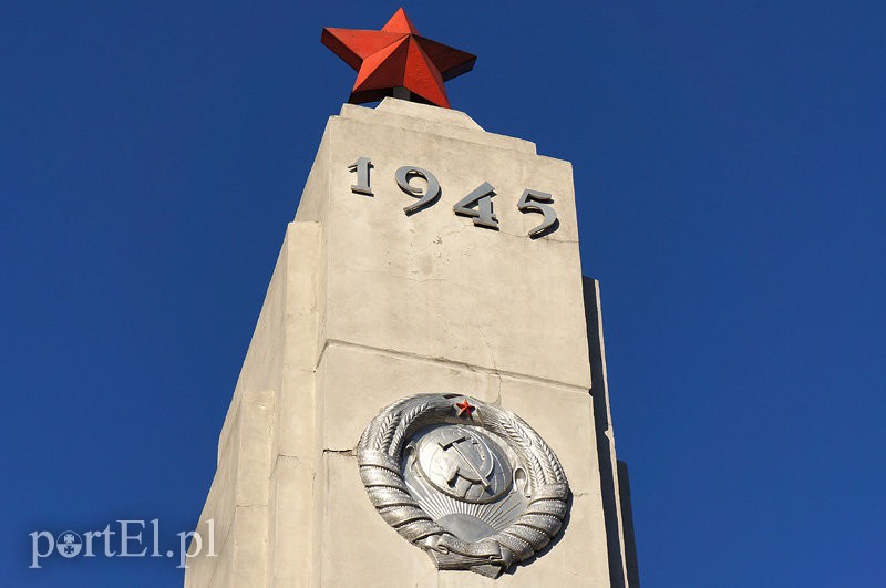 Elbląg, Pomnik żołnierzy Armii Czerwonej stoi na cmentarzu przy ul. Agrykoli