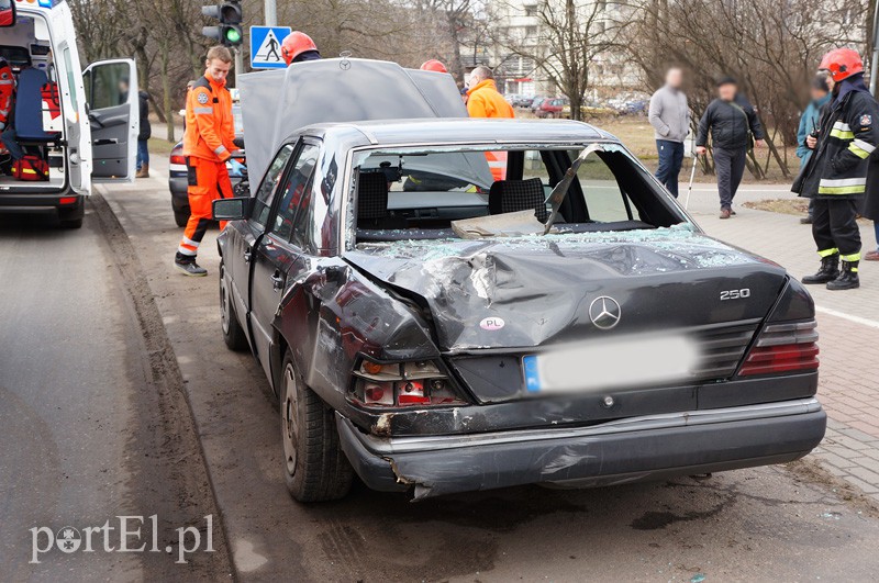 Elbląg, Wypadek na Grunwaldzkiej: dwie osoby w szpitalu Elbląg, Wypadek na Grunwaldzkiej: dwie osoby w szpitalu