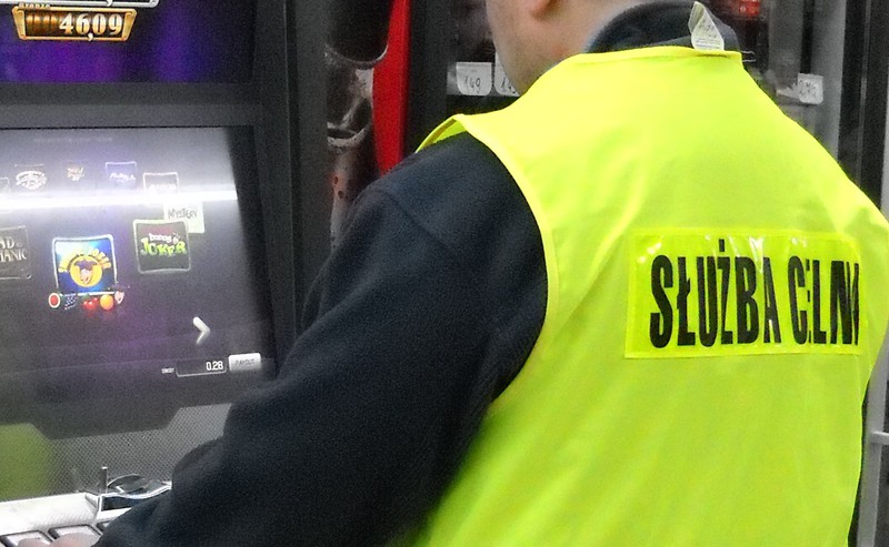Elbląg, Celnicy i policjanci zabezpieczyli nielegalny automat do gier