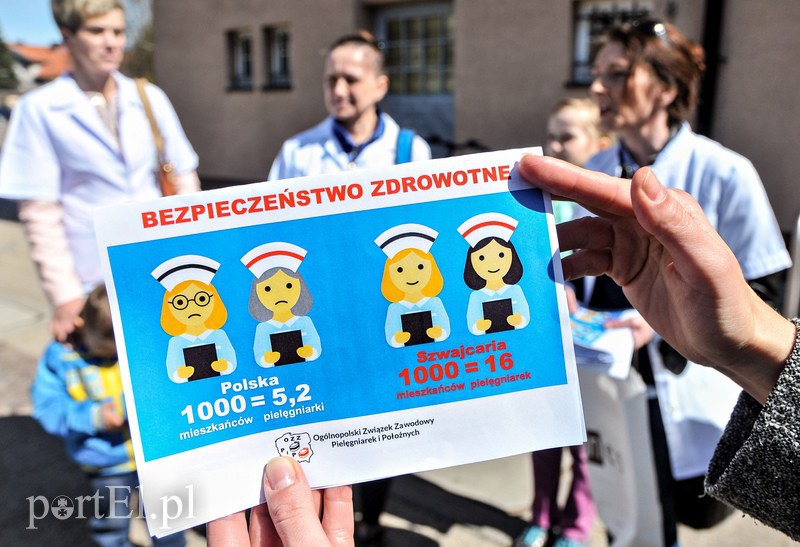 Elbląg, Takie ulotki pielęgniari rozdawały dziś m.in. przed Urzędem Miejskim w Elblagu Elbląg, Takie ulotki pielęgniari rozdawały dziś m.in. przed Urzędem Miejskim w Elblagu