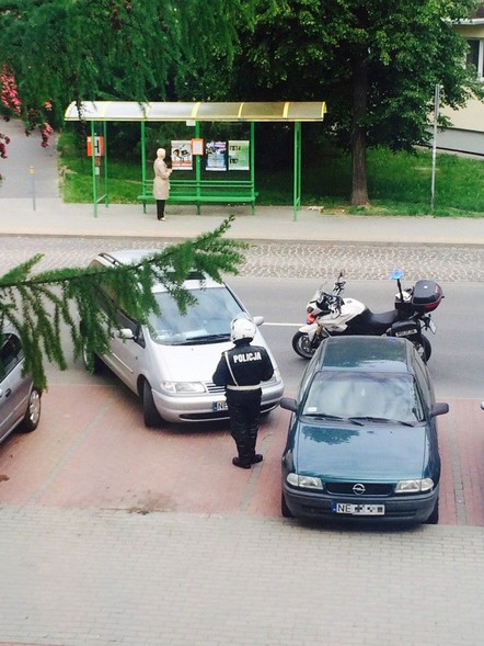 Elbląg, Samochód sam zjechał z parkingu Elbląg, Samochód sam zjechał z parkingu