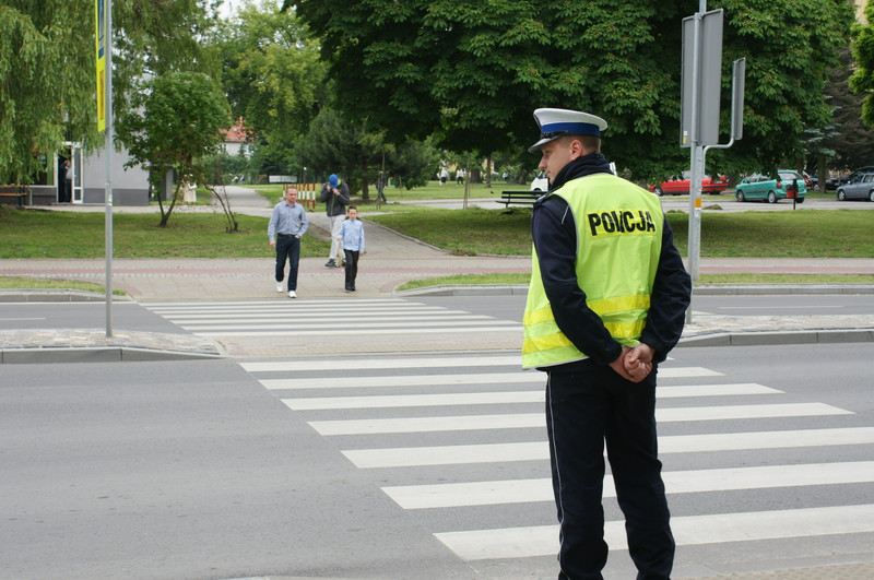 Elbląg, Policjanci z ruchu drogowego w ostatni dzień roku szkolnego pilnowali, aby droga do szkoły była bezpieczna,