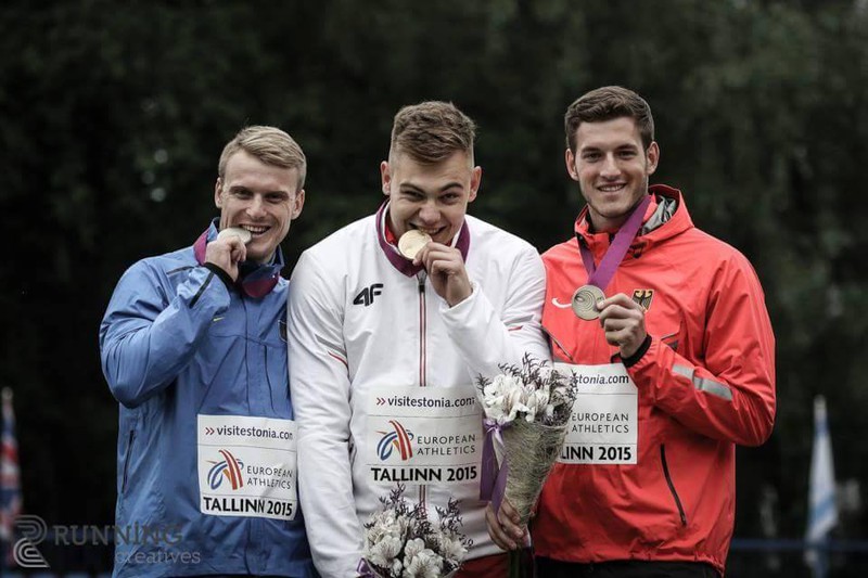 Elbląg, Kacper Oleszczuk (w środku) ze złotym medalem Elbląg, Kacper Oleszczuk (w środku) ze złotym medalem