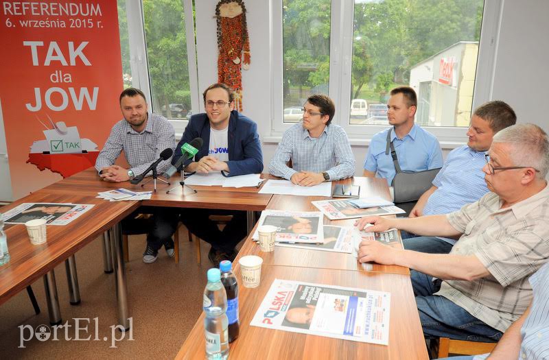 Elbląg, Na dzisiejszym (8 lipca) spotkaniu pojawił się również Łukasz Zakrzewski (drugi od lewej), koordynator akcji referendalnej Ruchu JOW w województwie warmińsko- mazurskim, który mówił o zaletach JOW-ów. Po jego prawej Piotr Opaczewski