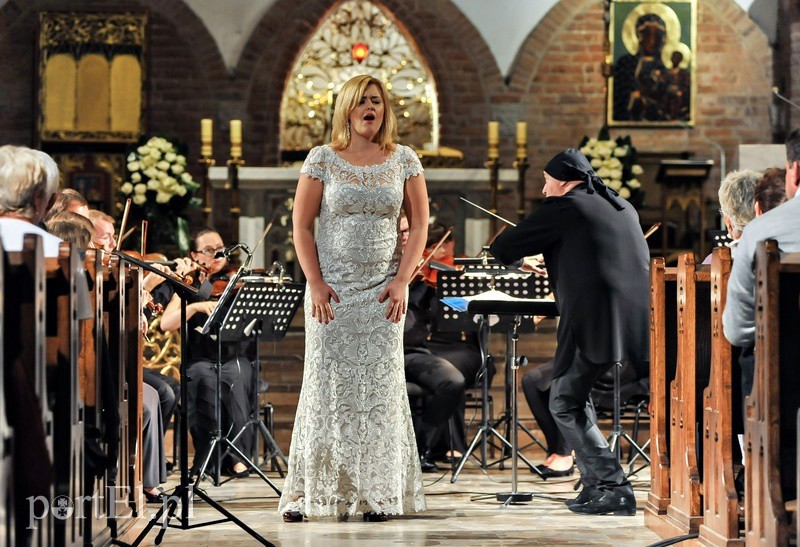 Elbląg, Iwona Sobotka podczas koncertu w elbląskiej katedrze