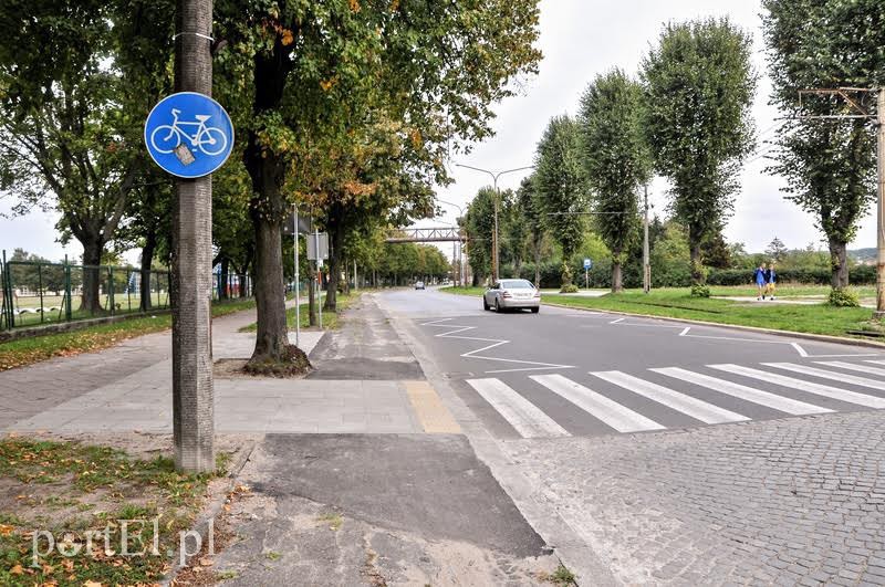 Elbląg, Ta asfaltowa ścieżka na ul. Królewieckiej ma zostać wyremontowana Elbląg, Ta asfaltowa ścieżka na ul. Królewieckiej ma zostać wyremontowana