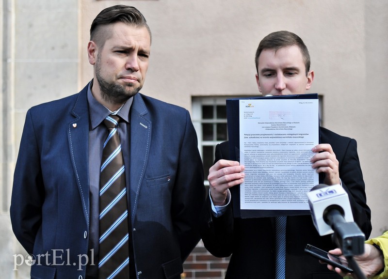 Elbląg, Michal Szydlarski i Łukasz Nosarzewski z partii KORWin prezentują petycję przeciw przyjmowanu uchodźców