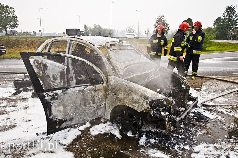 Elbląg, Mimo szybkiej akcji strażaków, auto spłonęło doszczętnie