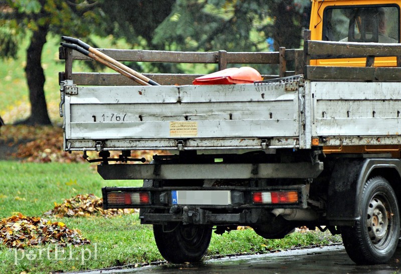 Elbląg, Wypadek podczas sprzątania liści. Mężczyzna zmarł