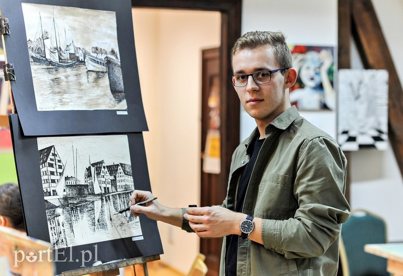 Elbląg, Michał Kornacki swoje pasje plastyczne rozwija w Młodzieżowym Domu Kultury