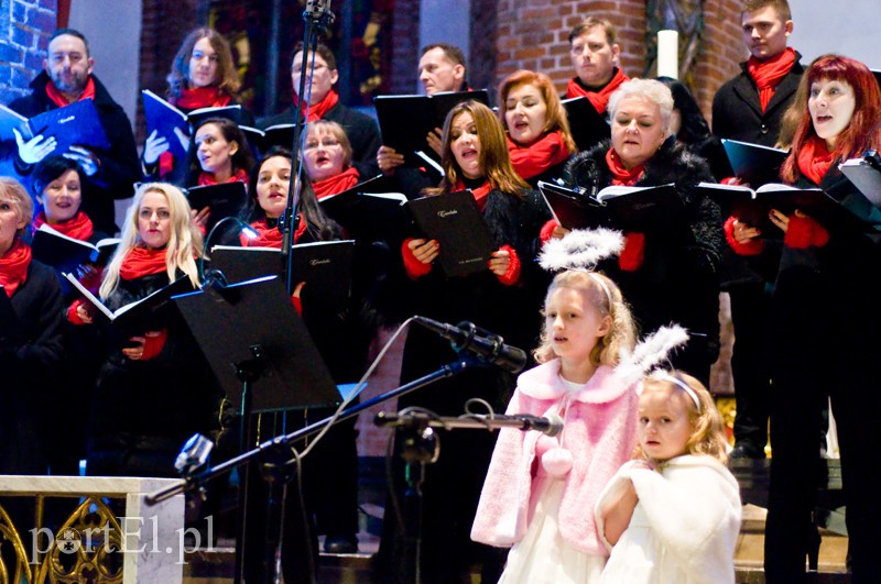 Elbląg, Chór Cantata wprowadził dziś elblążan w świąteczny klimat