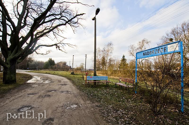 Elbląg, Trasa wiedzie tuż obok torów nieczynnej Kolei Nadzalewowej