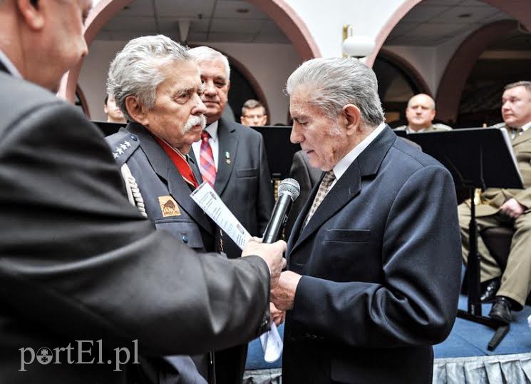 Elbląg, Wyróżnienie otrzymał m.in. Jerzy Julian Szewczyński (w środku). Elbląg, Wyróżnienie otrzymał m.in. Jerzy Julian Szewczyński (w środku).