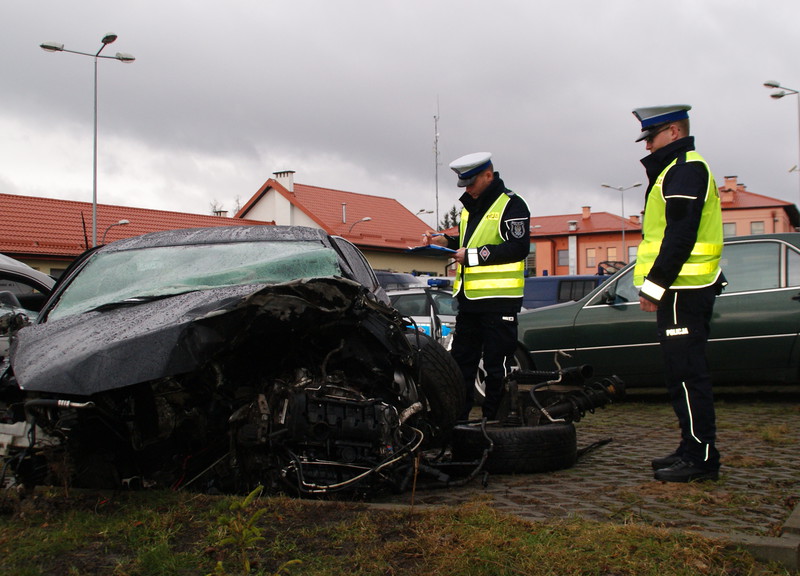 Elbląg, Policjanci z ogniwa ruchu drogowego podczas oględzin pojazdu, Elbląg, Policjanci z ogniwa ruchu drogowego podczas oględzin pojazdu,