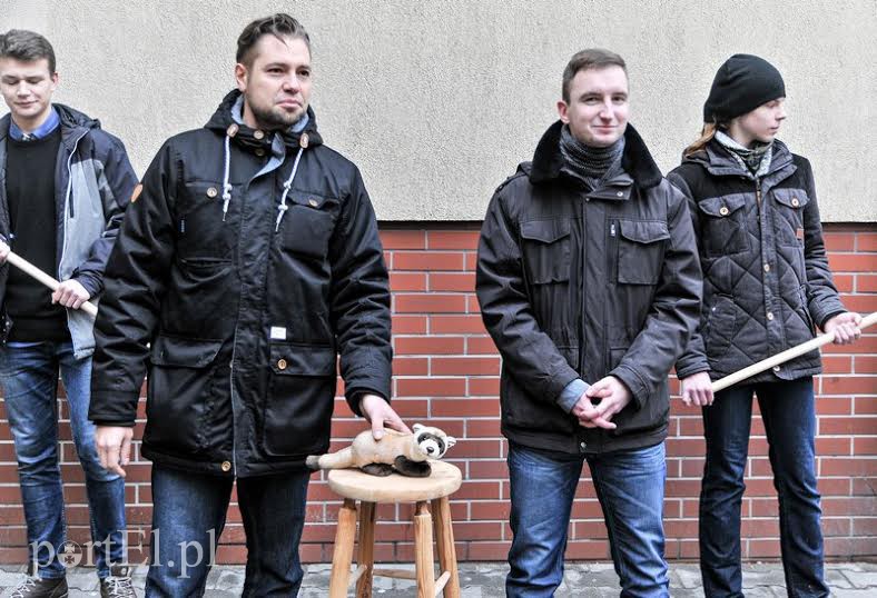 Elbląg, Po lewej od tchórzofretki Michał Szydlarski, po prawej - Łukasz Nosarzewski z elbląskiej partii KORWiN Elbląg, Po lewej od tchórzofretki Michał Szydlarski, po prawej - Łukasz Nosarzewski z elbląskiej partii KORWiN