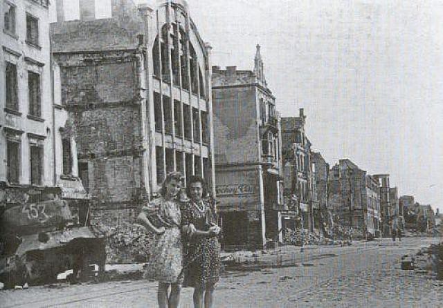 Elbląg, Stary Rynek tuż po wojnie, jeszcze przed rozbiórką ruin (fotografia pochodzi ze strony tomaszstezala.pl) Elbląg, Stary Rynek tuż po wojnie, jeszcze przed rozbiórką ruin (fotografia pochodzi ze strony tomaszstezala.pl)