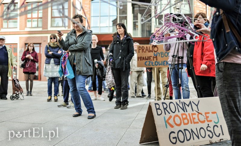 Elbląg, Protestujący przynieśli ze sobą wieszaki, symbol walki z planami zaostrzenia przepisów aborcyjnych