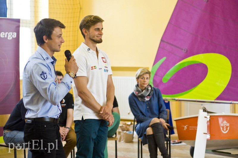 Elbląg, Tomasz Januszewski i Jacek Nowak, zdobywcy czwartego miejsca w mistrzostwach świata w klasie 49er odwiedzili dzisiaj SP nr 4