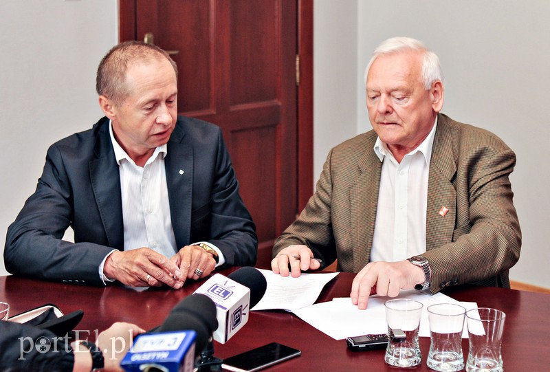 Elbląg, Prezes zarządu firmy Kram Zbigniew Przybysz oraz prezes Startu Stanisław Tomczyński podczas podpisywania umowy