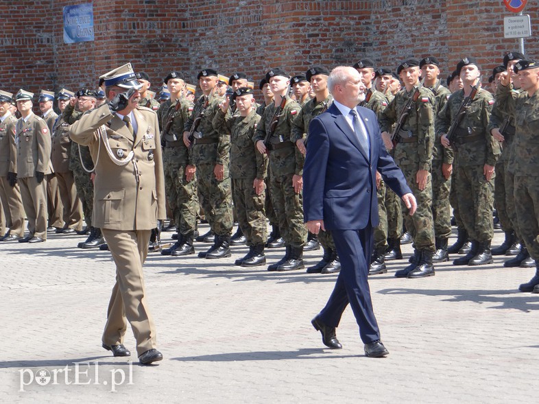 Elbląg, Minister Antoni Macierewicz uczestniczył dziś w przysiędze wojskowej żołnierzy służby przygotowawczej w 9. Braniewskiej Brygadzie Kawalerii Pancernej