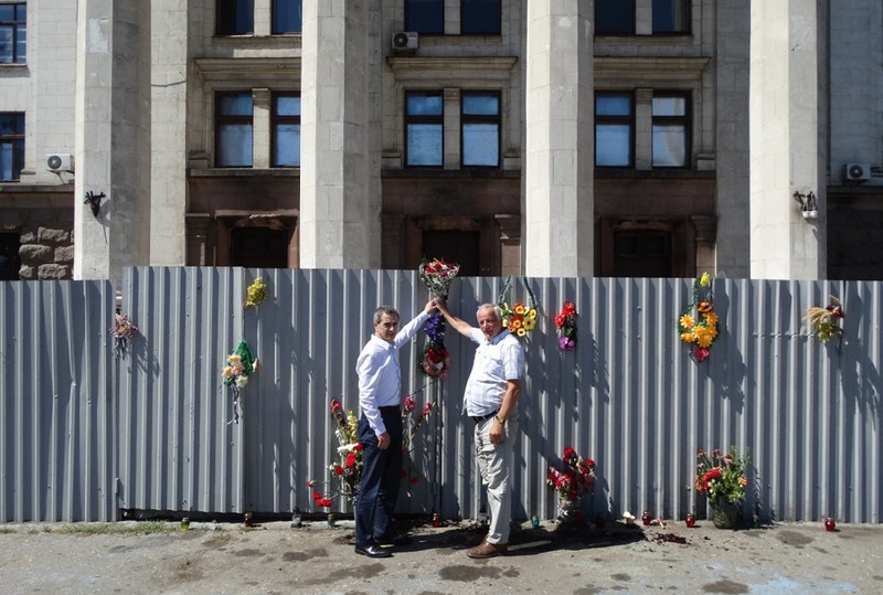 Elbląg, Jan Rulewski i Jerzy Wcisła składają kwiaty pod domem związkowców, gdzie zamordowano ponad 40 osób Elbląg, Jan Rulewski i Jerzy Wcisła składają kwiaty pod domem związkowców, gdzie zamordowano ponad 40 osób