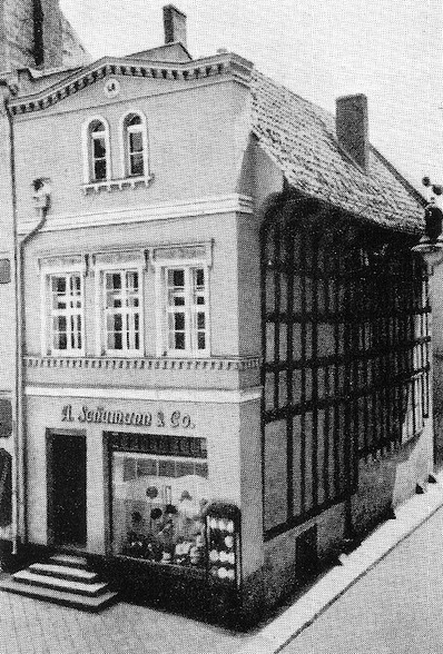 Elbląg, Heilige-Geiststrasse 15 (lata 1910-1930). Fachwerkowy Dom Schumanna na rogu Wigilijnej i Kumieli - najstarszy zachowany dom mieszczański w Prusach z ok. 1320 r., spalony w 1945 r., zrekonstruowany w latach 70. XX w.