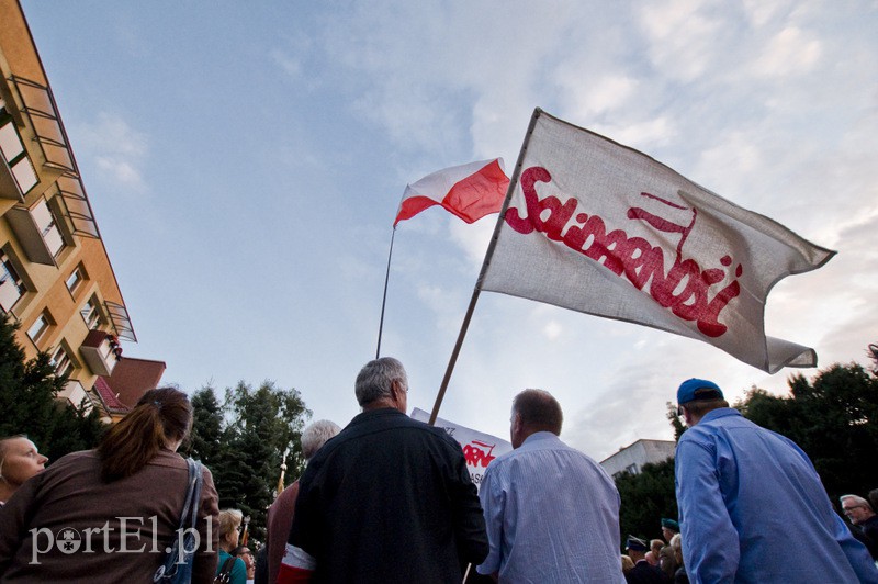 Elbląg, Pod pomnikiem pojawili się oficjele, a także działacze Solidarności