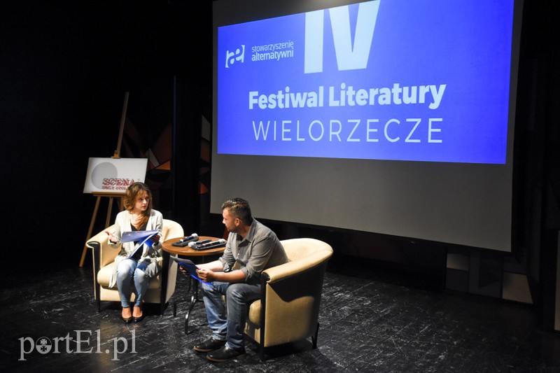 Elbląg, Z tekstem Krzysztofa Bizio przy stoliku zmierzyli się Aleksandra Wojtysiak i Piotr Szejn Elbląg, Z tekstem Krzysztofa Bizio przy stoliku zmierzyli się Aleksandra Wojtysiak i Piotr Szejn