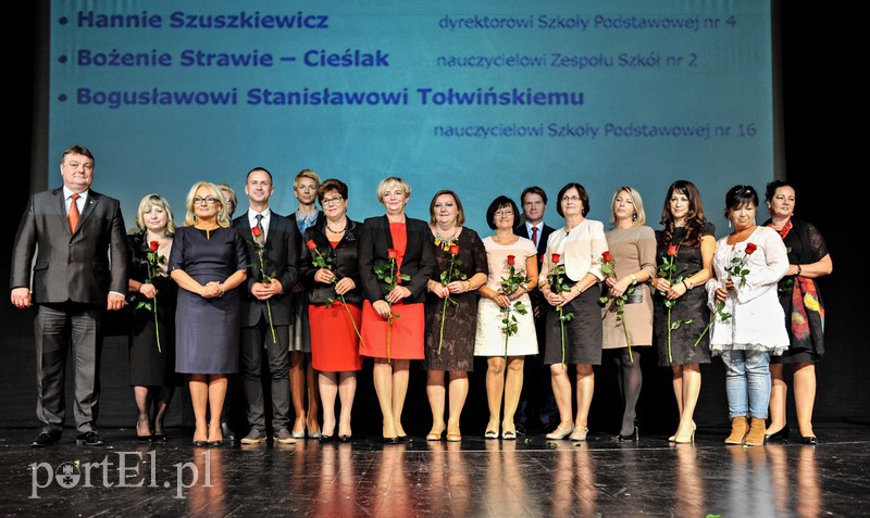 Elbląg, Część nagrodzonych nauczycieli i dyrektorów na scenie Elbląg, Część nagrodzonych nauczycieli i dyrektorów na scenie