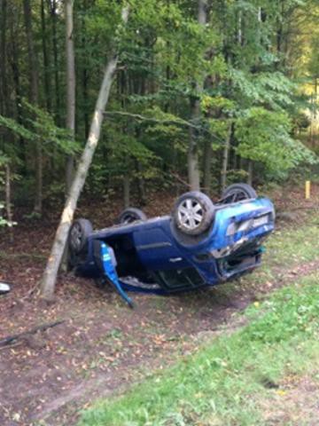 Elbląg, Auto dachowało, kierowca i pasażerka w szpitalu