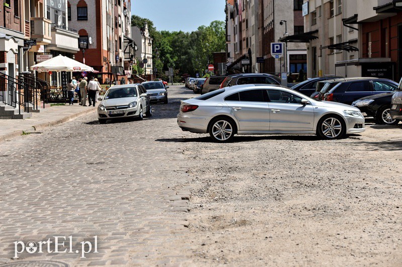 Elbląg, Dzisiaj kierowcy muszą bardzo uważać, by na Studziennej nie uszkodzić auta Elbląg, Dzisiaj kierowcy muszą bardzo uważać, by na Studziennej nie uszkodzić auta