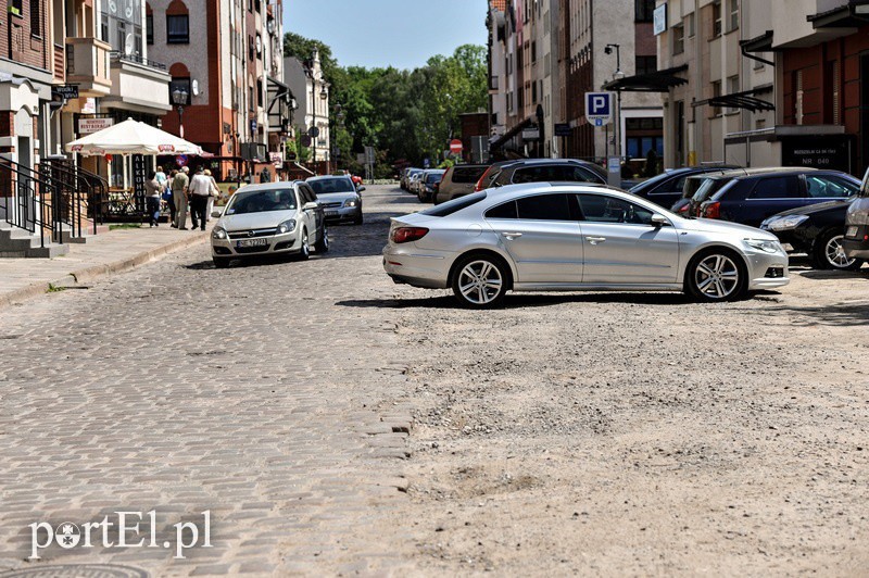 Elbląg, Dzisiaj kierowcy muszą bardzo uważać, by na Studziennej nie uszkodzić auta