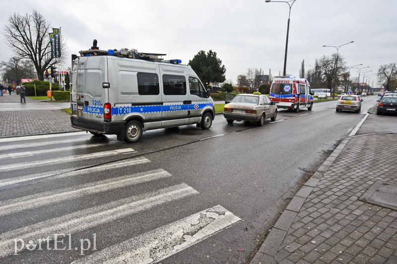 Elbląg, Potrącenie na Grunwaldzkiej, 58-latka trafiła do szpitala Elbląg, Potrącenie na Grunwaldzkiej, 58-latka trafiła do szpitala