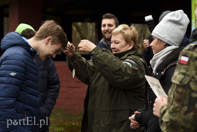 Elbląg, Jolanta Zielińska wręcza nagrody uczniom Gimnazjum nr 8, którzy zwyciężyli w dzisiejszej grze