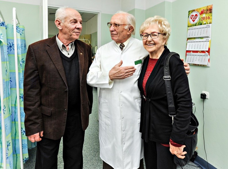 Elbląg, Marian Kulesza (z lewej) i Helena Pilejczyk. Na zdjęciu z doktorem Rogacewiczem