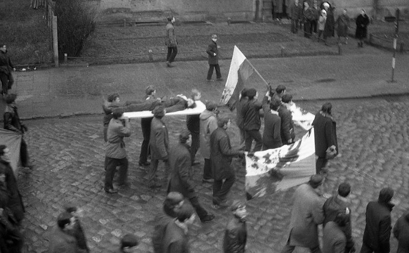 Elbląg, Symboliczne zdjęcie z Grudnia '70 z Gdyni. Robotnicy niosą na drzwiach ciało elblążanina Zbyszka Godlewskiego