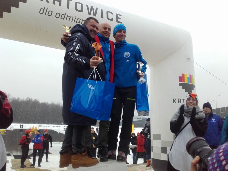 Elbląg, Marcin Trudnowski (z lewej) na podium otwartych mistrzostw Polski