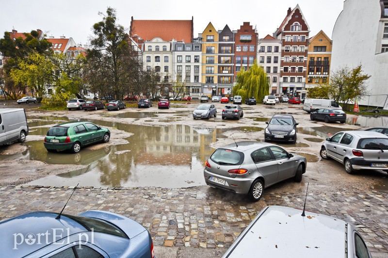 Elbląg, Ul. Bednarska przed wojną była najpiękniejszą ulicą starego miasta. Obecnie jest to coś w rodzaju parkingu